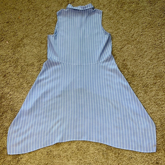 Sleeveless button down - Picture 2 of 2